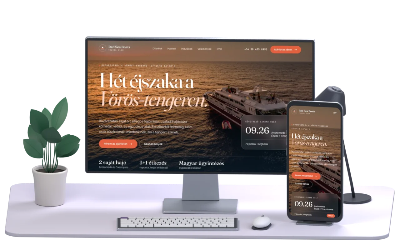 ReelPixelz stúdiójelenet: a Red Sea Boats weboldala monitoron és telefonon, billentyűzettel, egérrel, növénnyel és lámpával